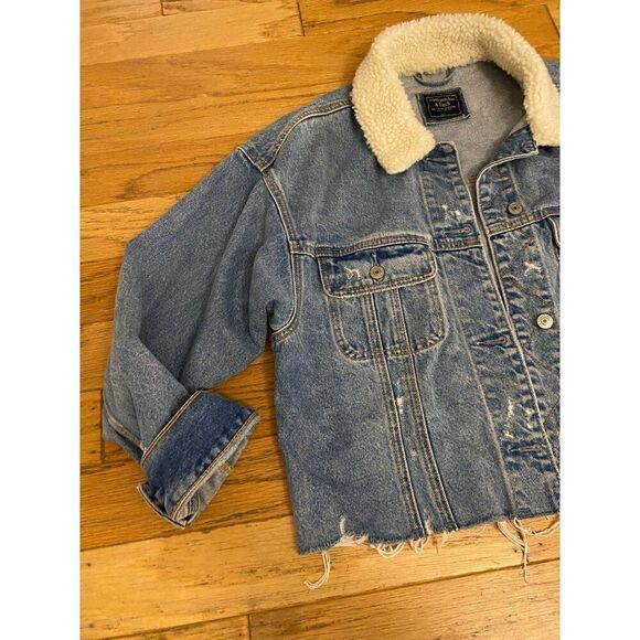 Abercrombie & Fitch women's cropped Distressed Denim Sherpa-Lined Jacket Large - Picture 2 of 10